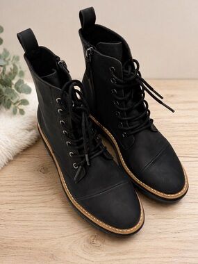 TOMS Black Combat Lug Sole Ankle Boots Lace Up Side Zip Womens Size 7 Like New